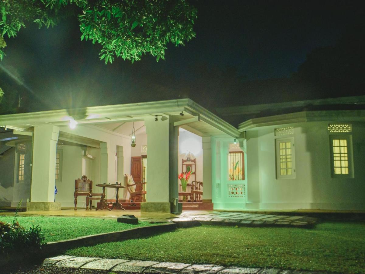 Thalpe Walawwa Heritage Villa Unawatuna Bagian luar foto